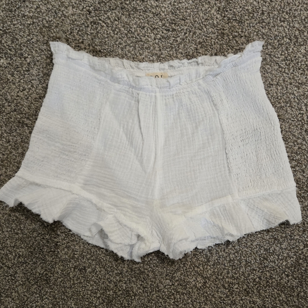 Brand new!! NWOT POL boutique white stretchy ruffle shorts size medium - Picture 2 of 6